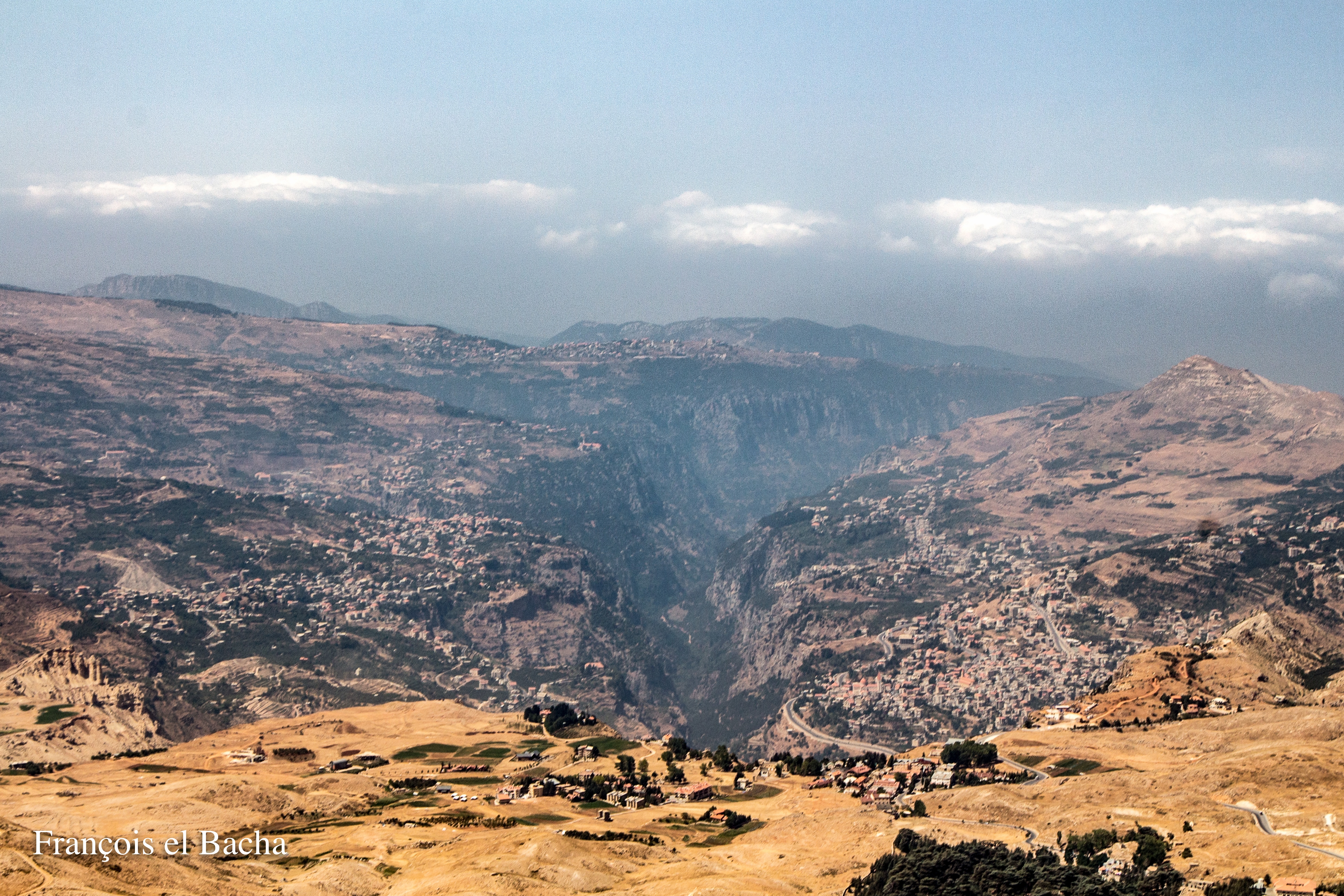 La vallée de Kadisha, vue depuis le sentier qui mène au sommet de Kornet Saouda au Liban. Crédit photo: François el Bacha, tous droits réservés. Visitez mon blog http://larabio.com