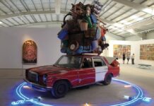 Photo : Installation de l’artiste Ayman Baalbaki- Destination X- 2013﻿