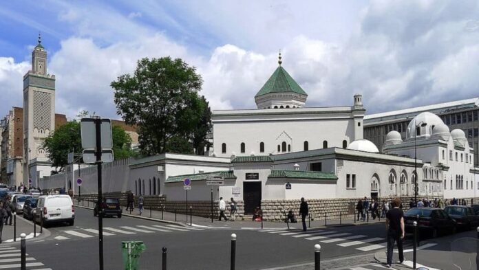 Wikipedia la Grande Mosquée de Paris La Grande Mosquée de Paris. Source Photo: Wikipedia