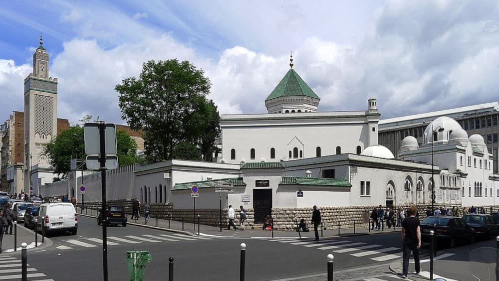 Le Pacte avec le Diable – Lina Murr Nehmé La Grande Mosquée de Paris. Source Photo: Wikipedia