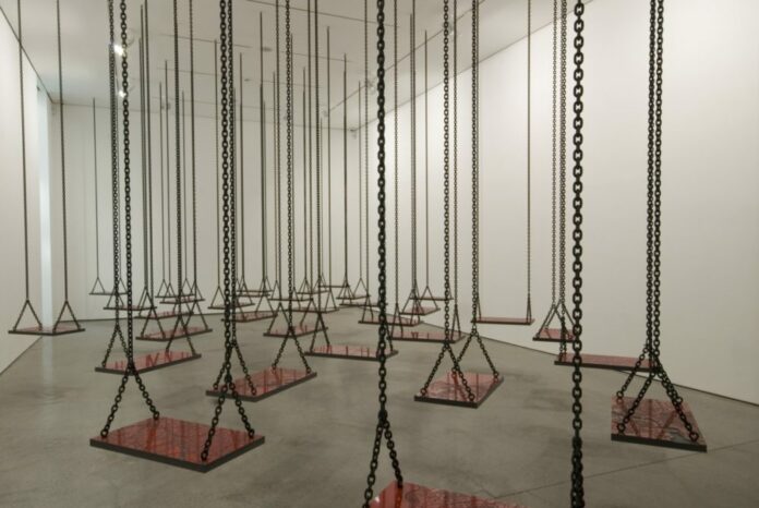 Hala mona-hatoum-suspended-2011 Photo : Installation de Mona Hatoum, 2009-2011