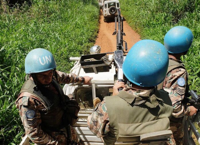 Conversation UN En 2015, en République démocratique du Congo: des Casques bleus mènent une patrouille dans les environs de Beni (Nord-Kivu). Monusco/Wikimedia, CC BY-SA
