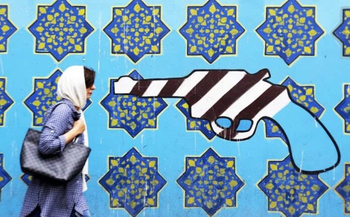 Conversation Iran Trump Devant le mur d'enceinte de l'ancienne ambassade des États-Unis à Téhéran, le 8 mai 2018. Atta Kenare / AFP