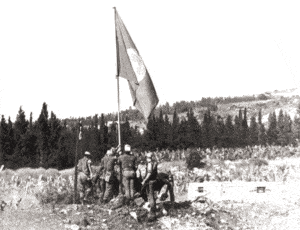 Les troupes de la FINUL hissant pour la première fois le drapeau de l'ONU à Nakoura au Sud Liban en mars 1978. Source Archives ONU