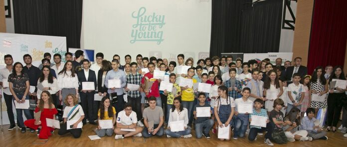 - Photo de groupe des gagnants des compétitions « InterSciences » après avoir reçu leurs certificats