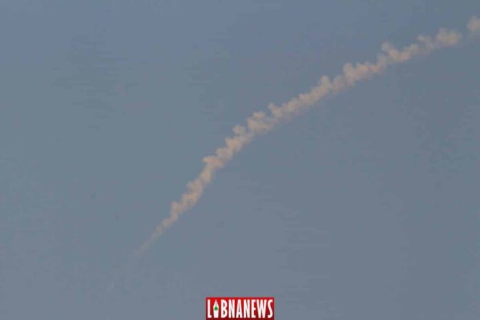 Libnanews survol israel (1 sur 1) Des traces de leurres lancés le 4 septembre 2018 par des avions israéliens survolant la région du Kesrouan. Crédit Photo: Libnanews.com, tous droits réservés.