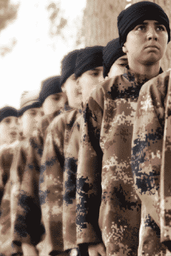 Hasna Hussein 1 Capture d’écran d’une mise en scène des enfants-soldats, Dabiq, n°11, août 2015
