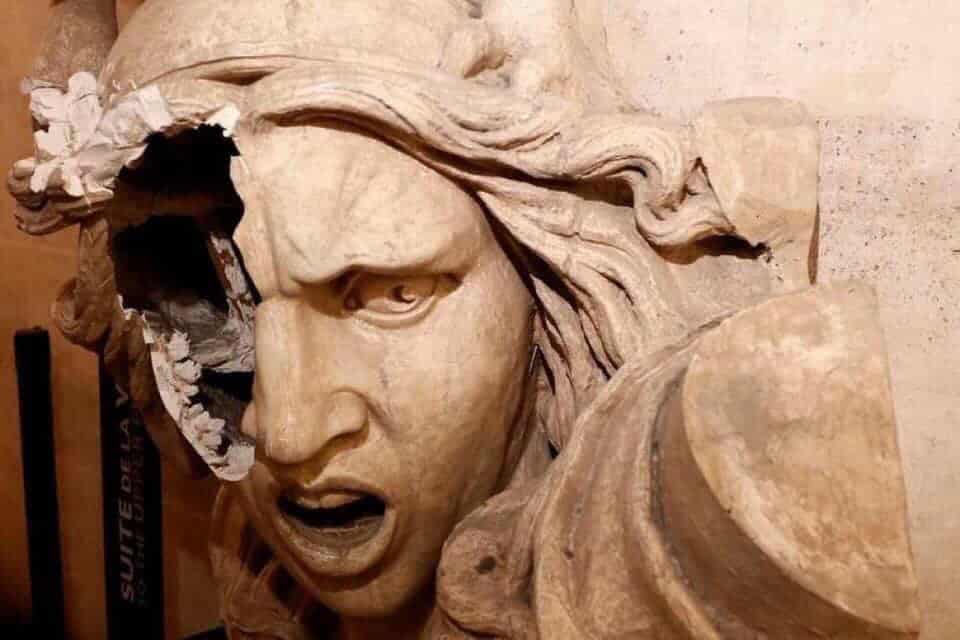 La Marianne défigurée de l'Arc de Triomphe, une photographie largement partagée sur les réseaux sociaux. Crédit Photo DR.