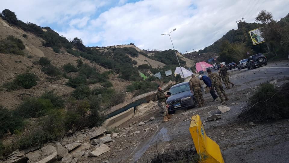 L'effondrement d'une partie de la montagne sur l'autoroute Beyrouth - Tripoli au niveau de Batroun, lors du passage de la tempête Miriam. Source Photo: Facebook
