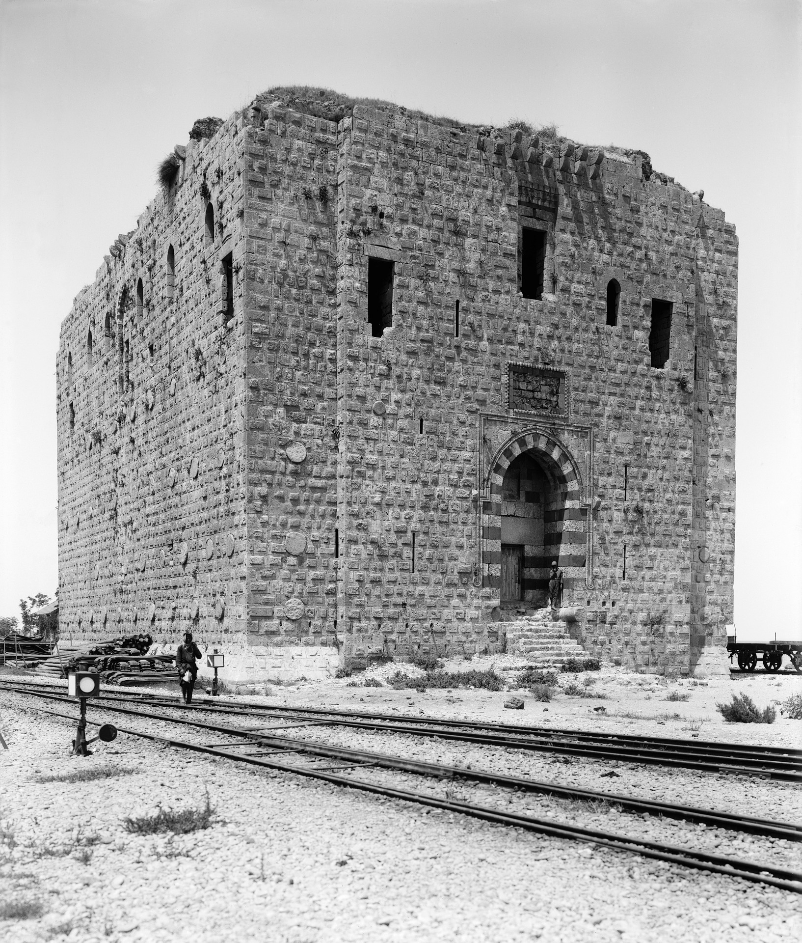 Le chemin de fer au pied de la tour au Lion, circa 1920. Tripoli, Nord Liban