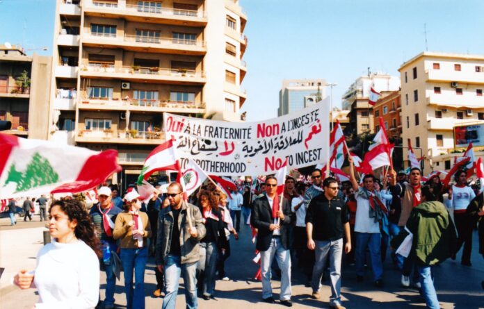 14 Mars Manifestation Un cortège de manifestants se dirigeant vers la place des canons, le 14 Mars 2005. Crédit Photo: François el Bacha, tous droits réservés.