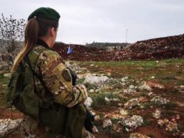 Une femme soldate de l'Armée Libanaise faisant face à des soldats israéliens. Crédit Photo: Armée Libanaise