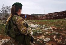 Une femme soldate de l'Armée Libanaise faisant face à des soldats israéliens. Crédit Photo: Armée Libanaise