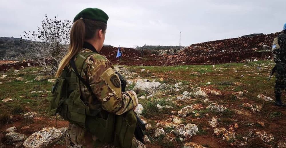 Une femme soldate de l'Armée Libanaise faisant face à des soldats israéliens. Crédit Photo: Armée Libanaise