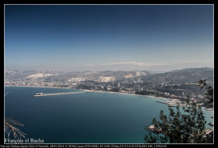 Chékaa et cimenteries vu depuis Deir el Nourieh La ville de Chékaa au Nord Liban et ses cimenteries. Crédit Photo: Francois el Bacha