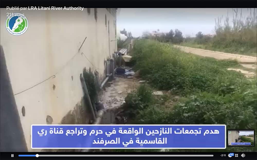Capture d'écran de la vidéo montrant les eaux usées directement rejetées dans le canal d'irrigation