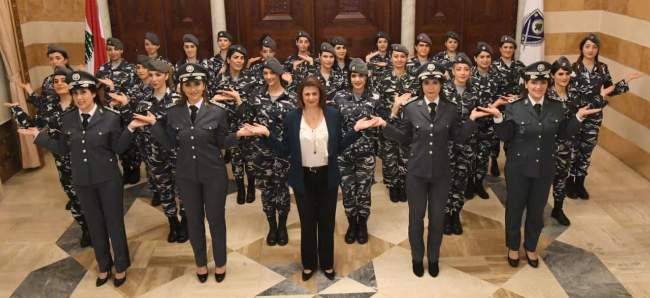 Raya Hassan avec des éléments féminins de la Gendarmerie Libanaise. Crédit Photo: Ministère de l'Intérieur