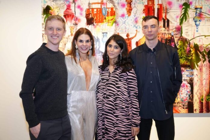 Mirros Photo - Artual Gallery by Hind Ahmad - Inaugural Exhibition L'artiste Jonathan Chapline, la commissaire de l’exposition Maria Brito, la propriétaire de la galerie Hind Ahmad et l'artiste Canyon Castator.