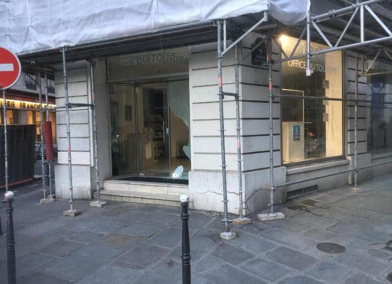 Le saccage de l'Office du Tourisme du Liban à Paris par les Gilets Jaunes, le 16 mars 2019. Source Image LBCI