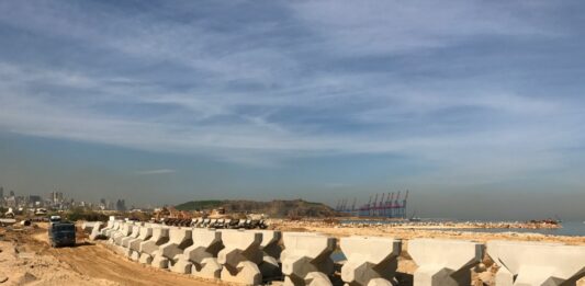 La mise en place de la décharge de Jdeideh et au loin celle de Bourj Hammoud. Crédit Photo: Libnanews.com