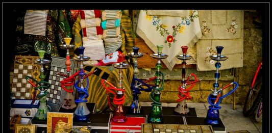 Des Narguilés dans le Souk de Byblos. Crédit Photo: François el Bacha