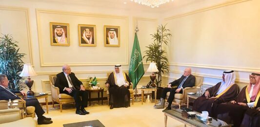 Les 3 anciens premiers ministres libanais Fouad Saniora, Nagib Mikati et Tamam Salam en compagnie du Roi Salmane d'Arabie Saoudite. Crédit Photo: Dalati & Nohra