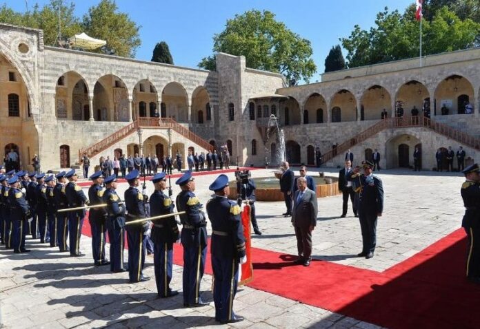 Les honneurs rendus par la Garde République à l'arrivée du Président de la République ce vendredi 16 août au Palais de Beiteddine. Source Photo: Dalati & Nohra