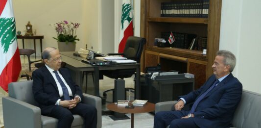 Le Président de la République en compagnie du gouverneur de la Banque du Liban Riad Salamé. Source: Twitter