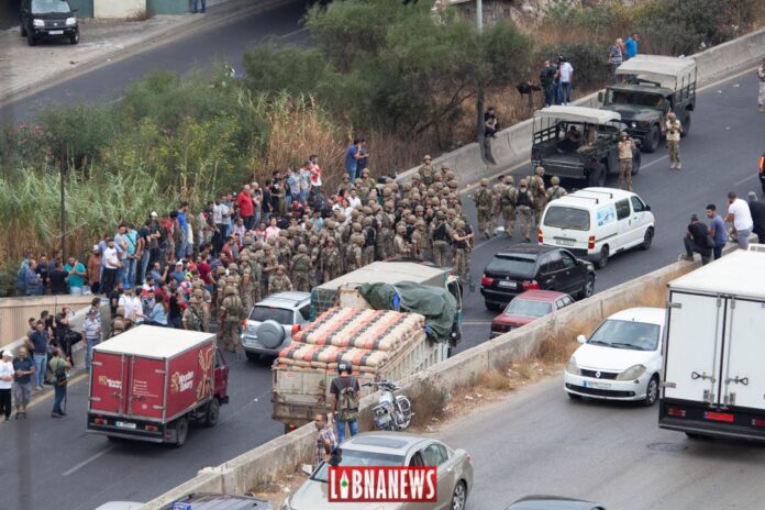 Libnanews-Manifestation-23-octobre-Nahr-Kalb-Rouverture-1-sur-5 L'Armée Libanaise intervenant à Nahr el Kalb pour rouvrir l'axe de communication entre le Kesrouan et le Metn précédemment fermé. Crédit Photo: Libnanews.com. Tous droits réservés.