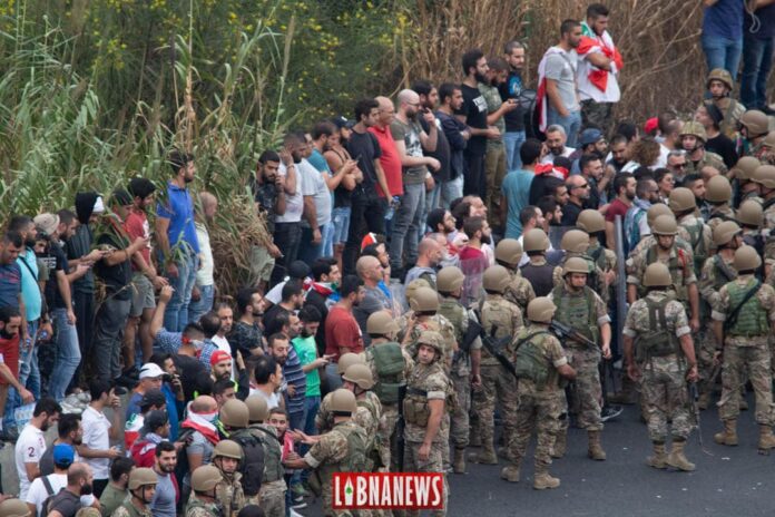 Libnanews-Manifestation-23-octobre-Nahr-Kalb-Rouverture-5-sur-5 L'Armée Libanaise intervenant à Nahr el Kalb pour rouvrir l'axe de communication entre le Kesrouan et le Metn précédemment fermé. Crédit Photo: Libnanews.com. Tous droits réservés.