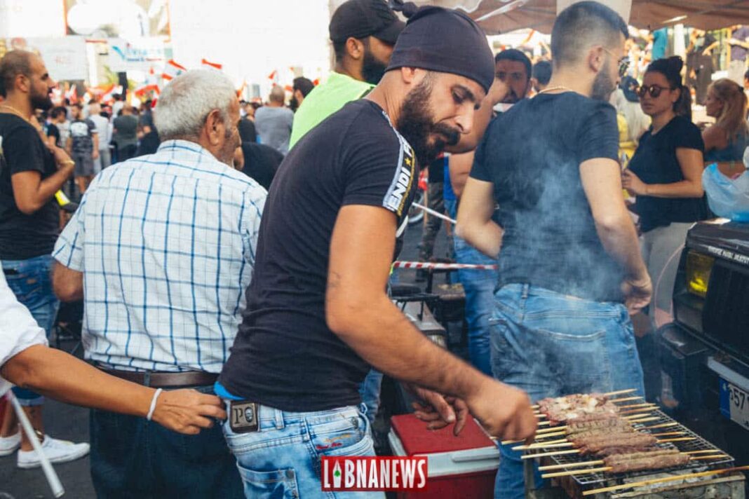 Libnanews manifestation Adonis 20 octobre (8 sur 10) Un manifestant organisant un barbecue au niveau d'un barrage. Crédit Photo: Francois el Bacha pour Libnanews.com. Tous droits réservés.