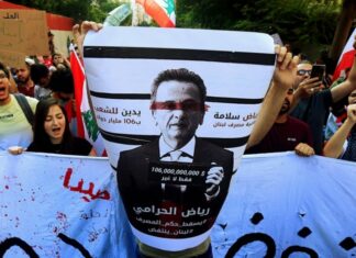 Crédit photo le journal libanais Al Akhbar : « A Bas Riad le voleur. A bas le règne du Dollar ». Banderole des manifestants libanais Jeudi 24 octobre 2019 houspillant Riad Salameh, gouverneur de la Banque du Liban. «Riad, le voleur». A bas le règne de la Banque centrale libanaise et le Liban renaitra