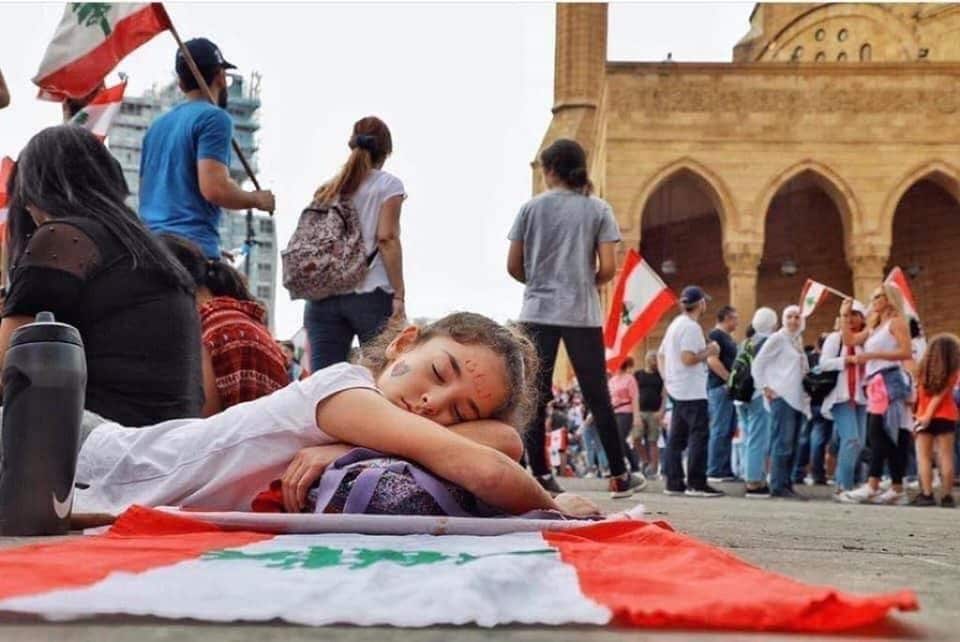 Liban jeune fille drapeau révolution
