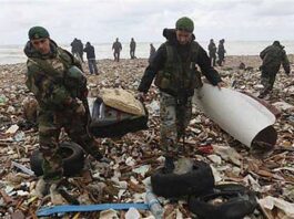 Des militaires libanais ramassant des débris de l'avion d'Ethiopian Airlines dans les jours qui ont suivi le crash en 2010.