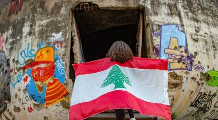 Une fille arborant le drapeau libanais à l'entrée de l'Oeuf, structure en béton du Centre ville de Beyrouth. Photographie circulant sur les réseaux sociaux. Crédit Photo: DR (droit réservé)