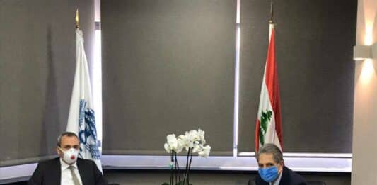 Le Ministre des Finances Ghazi Wazni, en compagnie de l'ambassadeur de Grande Bretagne au Liban, le 30 avril 2020. Crédit Photo: Dalati & Nohra