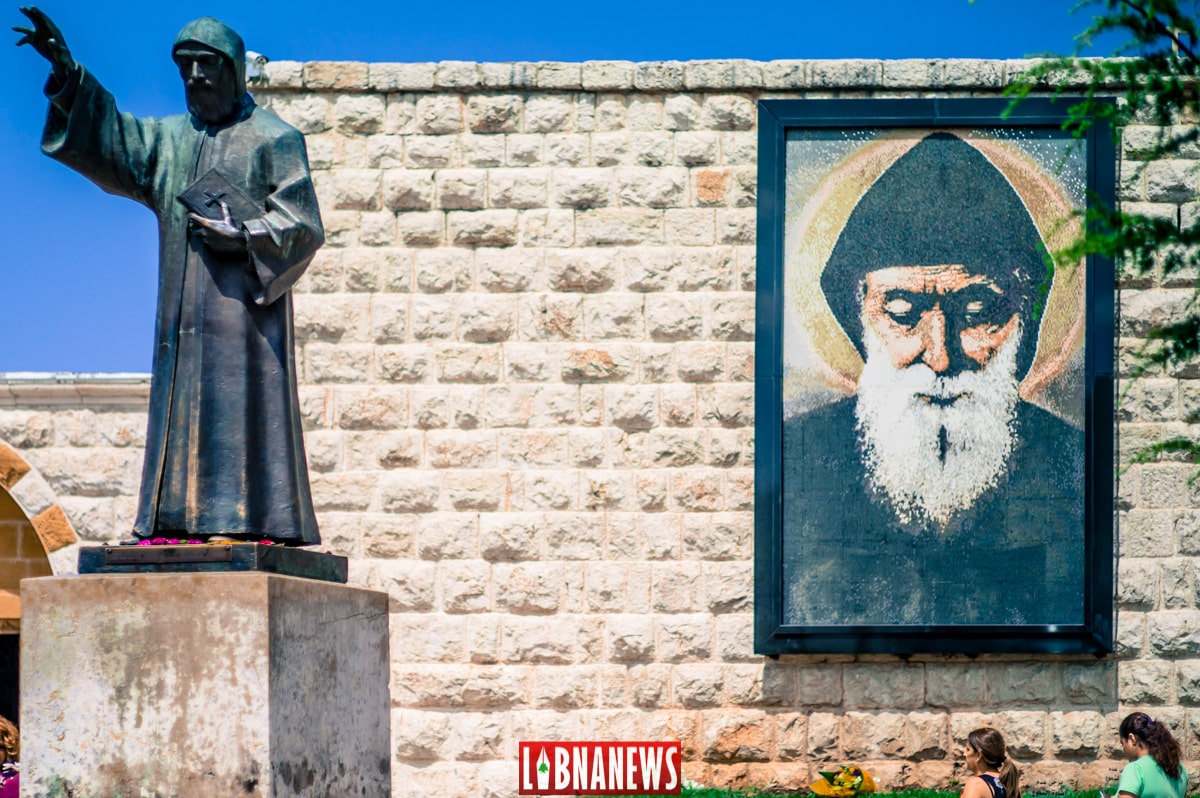 La statue de St Charbel à l'entrée du Monastère d'Annaya au Liban. Crédit Photo: Libnanews.com