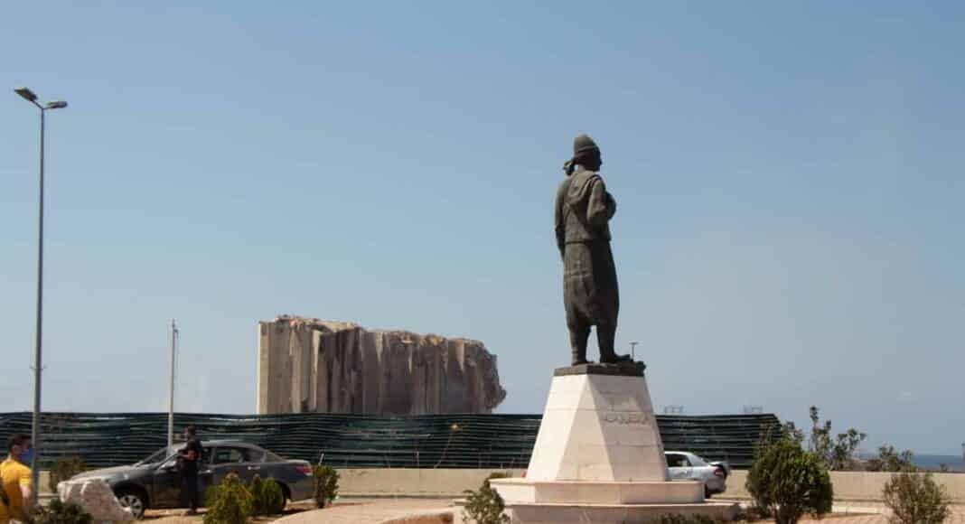 تمثال للمهاجرين قرب مرفأ بيروت. مصدر الصورة: فرانسوا الباشا لموقع Libnanews.com. جميع الحقوق محفوظة.