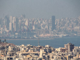 Le port de Beyrouth vu de loin le 6 août 2020 après l'explosion du port de Beyrouth. Crédit Photo: Francois el Bacha pour Libnanews.com