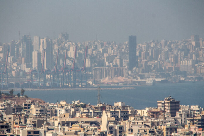 Le port de Beyrouth vu de loin le 6 août 2020 après l'explosion du port de Beyrouth. Crédit Photo: Francois el Bacha pour Libnanews.com