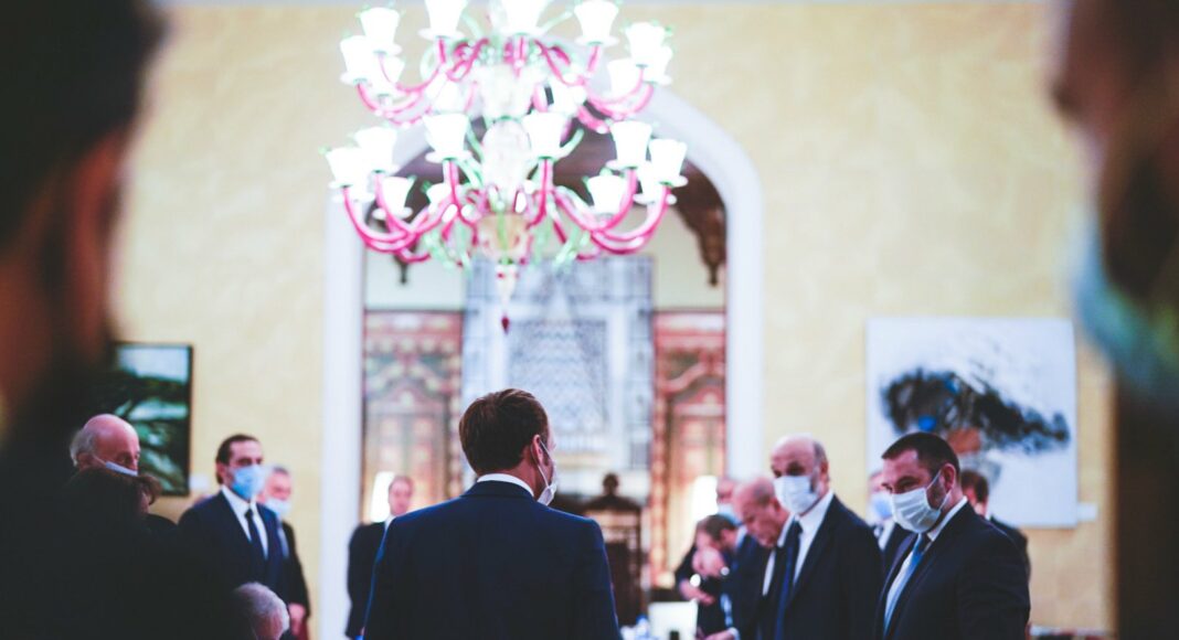 Emmanuel Macron rencontrant les dirigeants des partis politiques libanais. Source Photo: Twitter