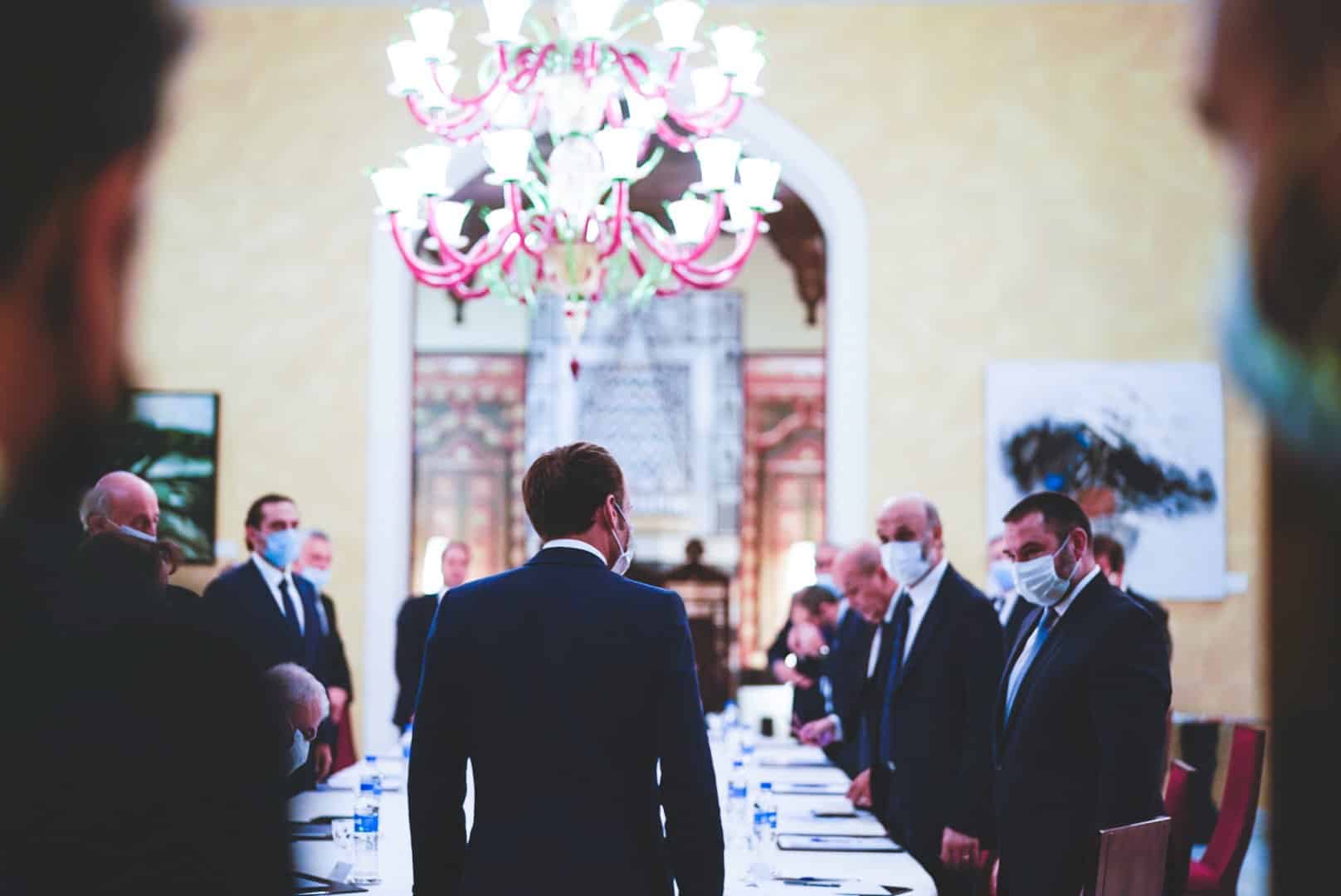 Emmanuel Macron rencontrant les dirigeants des partis politiques libanais. Source Photo: Twitter