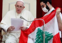 Le pape François tenant le drapeau du Liban