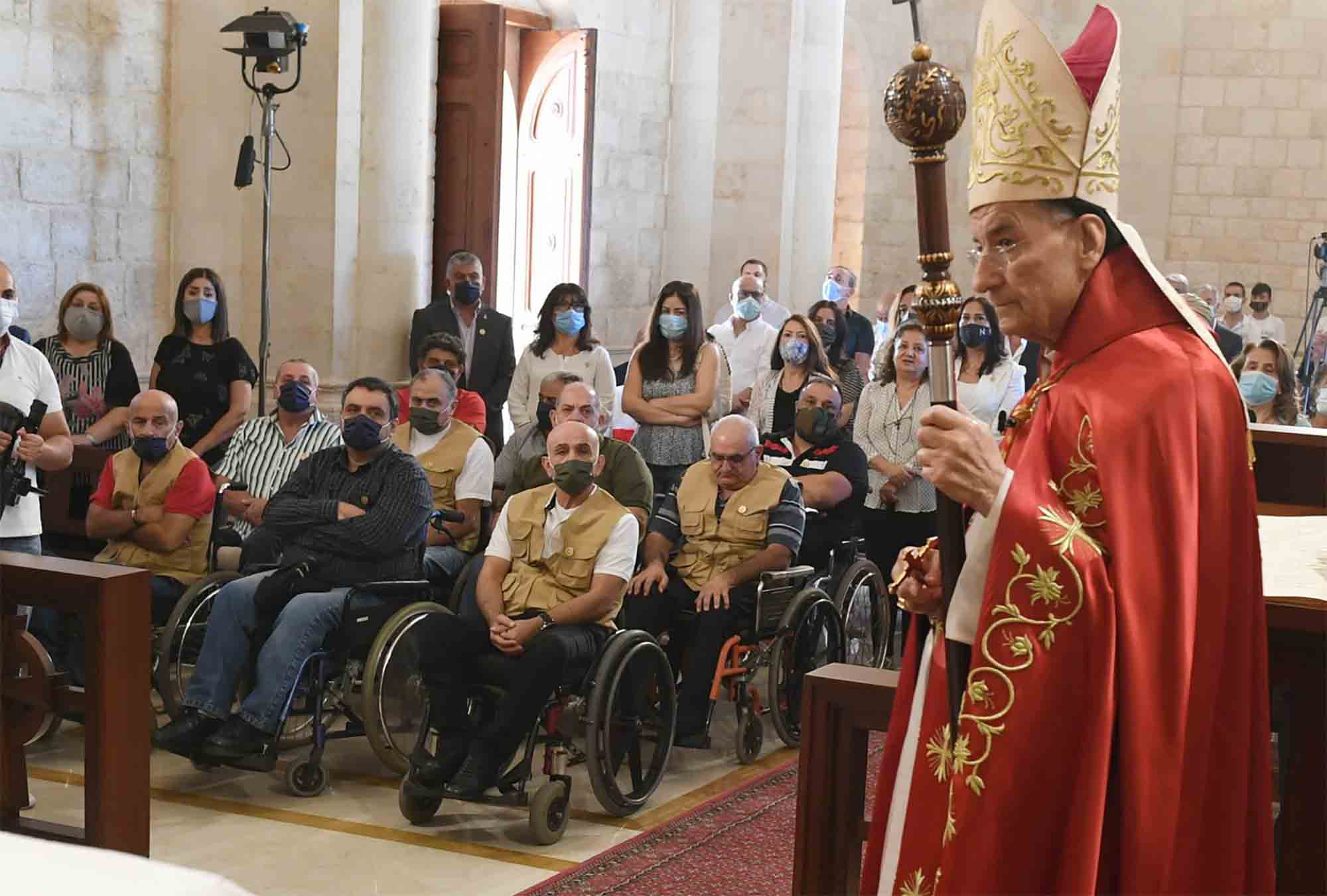 Le patriarche maronite Béchara Boutros Rahi célébrant la messe devant une délégation d'anciens combattants. Crédit Photo: NNA