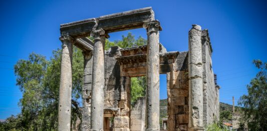 Le temple romain de Bziza. Crédit Photo: François el Bacha, pour Libnanews.com. Tous droits réservés.