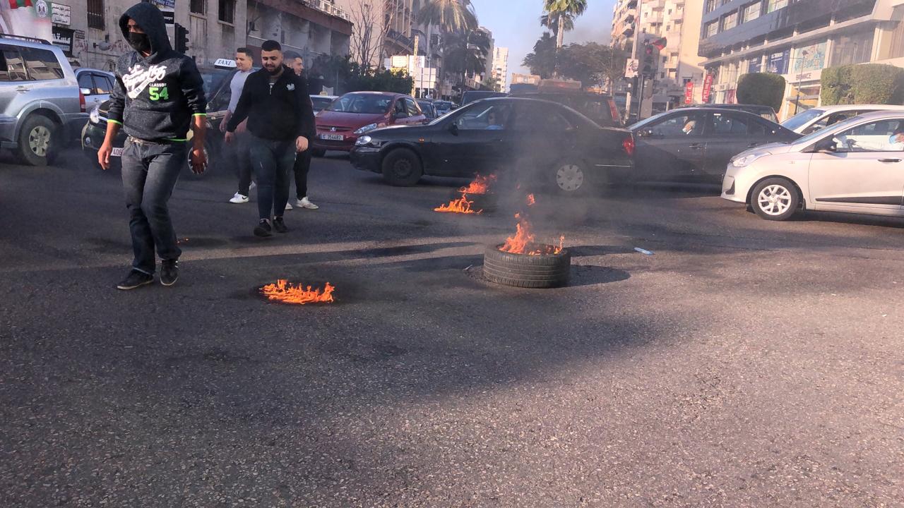 Des pneus incendiés place Elia à Saida, le 2 mars 2021. Crédit Photo: NNA