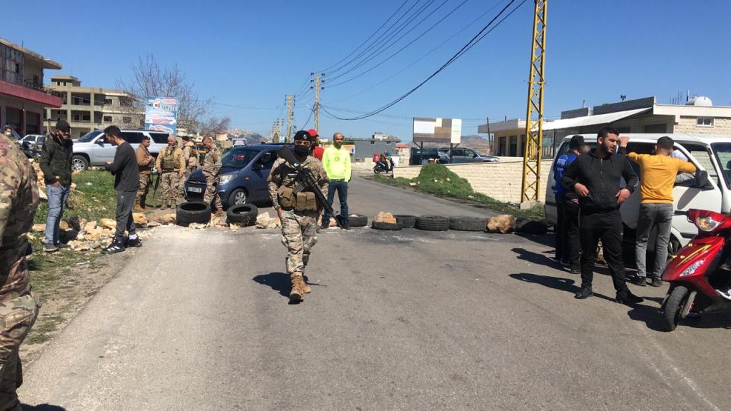 Liban/Crise: De nouvelles routes coupées alors que la livre libanaise s’effondre au-dessus des 10 000 LL/USD