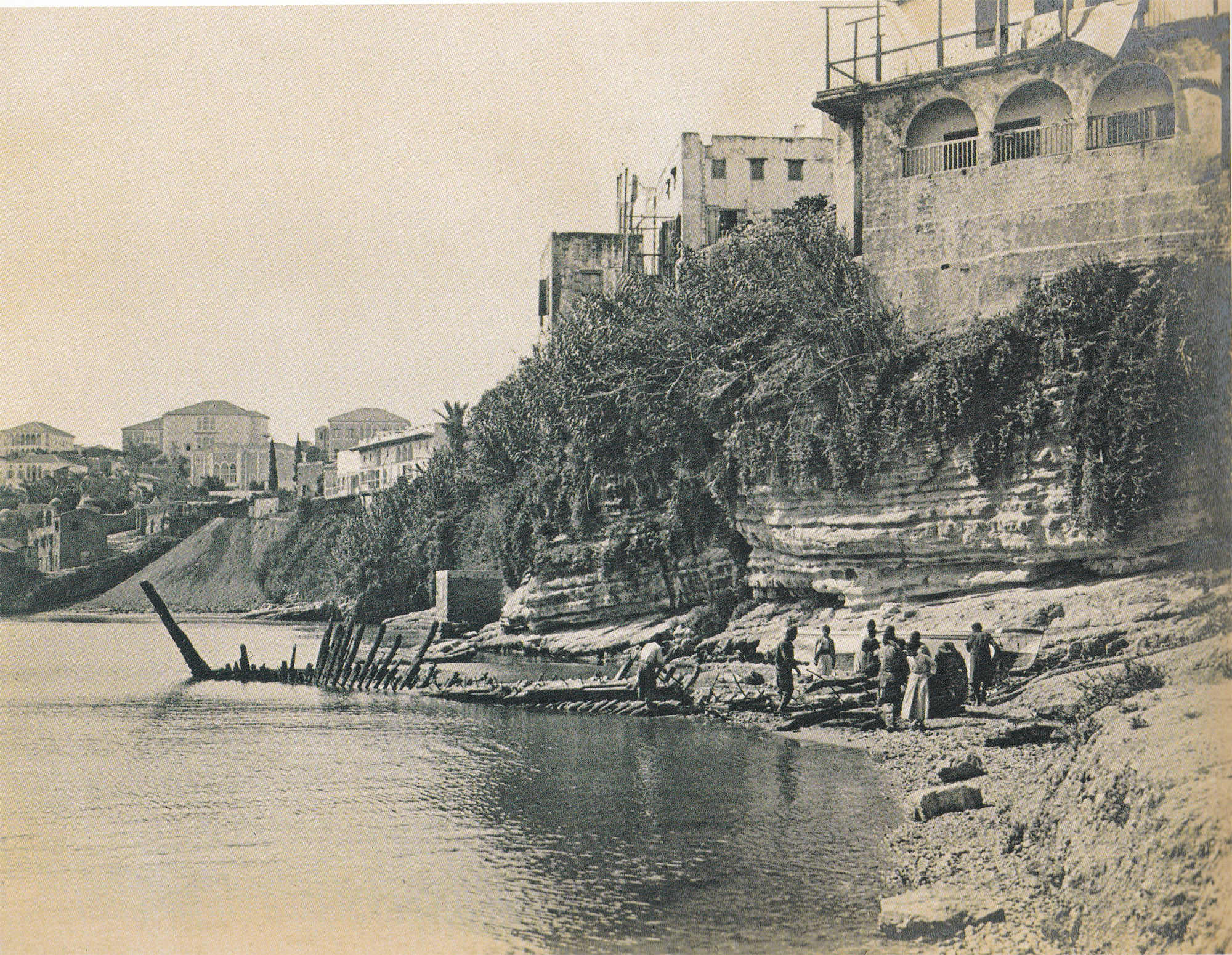 Les falaises du quartier de Medawar avec en hauteur les palais du quartier Sursock, vers 1895. Collection Fouad Debbas. 