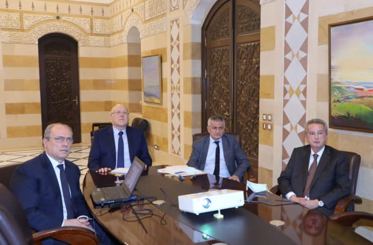 Le premier ministre Najib Mikati en compagnie du ministre des finances Youssef Khalil et le gouverneur de la Banque du Liban Riad Salamé. Crédit Photo: Dalati & Nohra