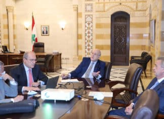 Le premier ministre Najib Mikati en compagnie du ministre des finances Youssef Khalil et le gouverneur de la Banque du Liban Riad Salamé. Crédit Photo: Dalati & Nohra